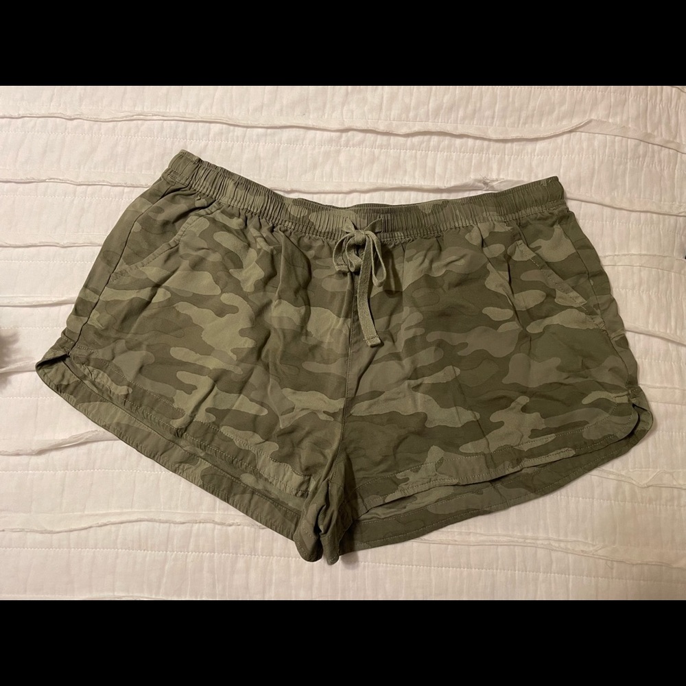 SO pull on camo flowy shorts